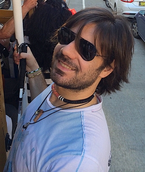 Alessandro Bordini sorridente su un tipico tram di San Francisco