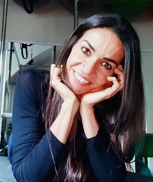 Primo piano di Cristina Vinciarelli appoggiata sui gomiti con sguardo sorridente